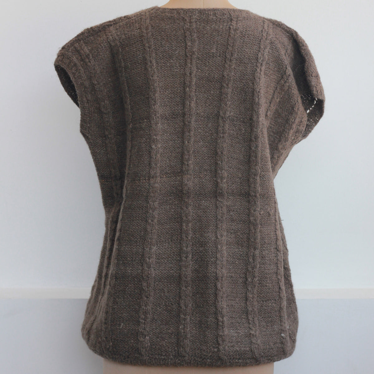 A brown cable-knit camel wool sleeveless sweater 