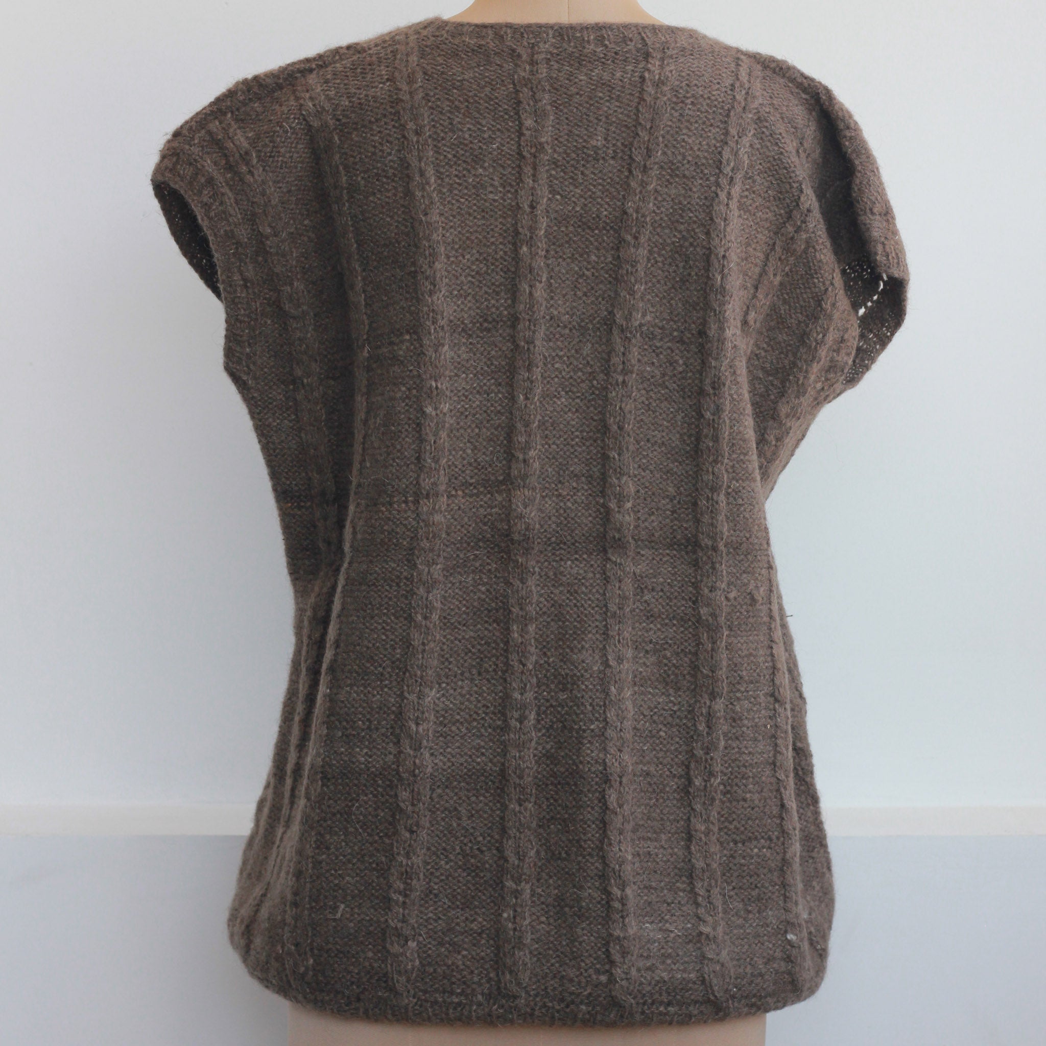 A brown cable-knit camel wool sleeveless sweater 