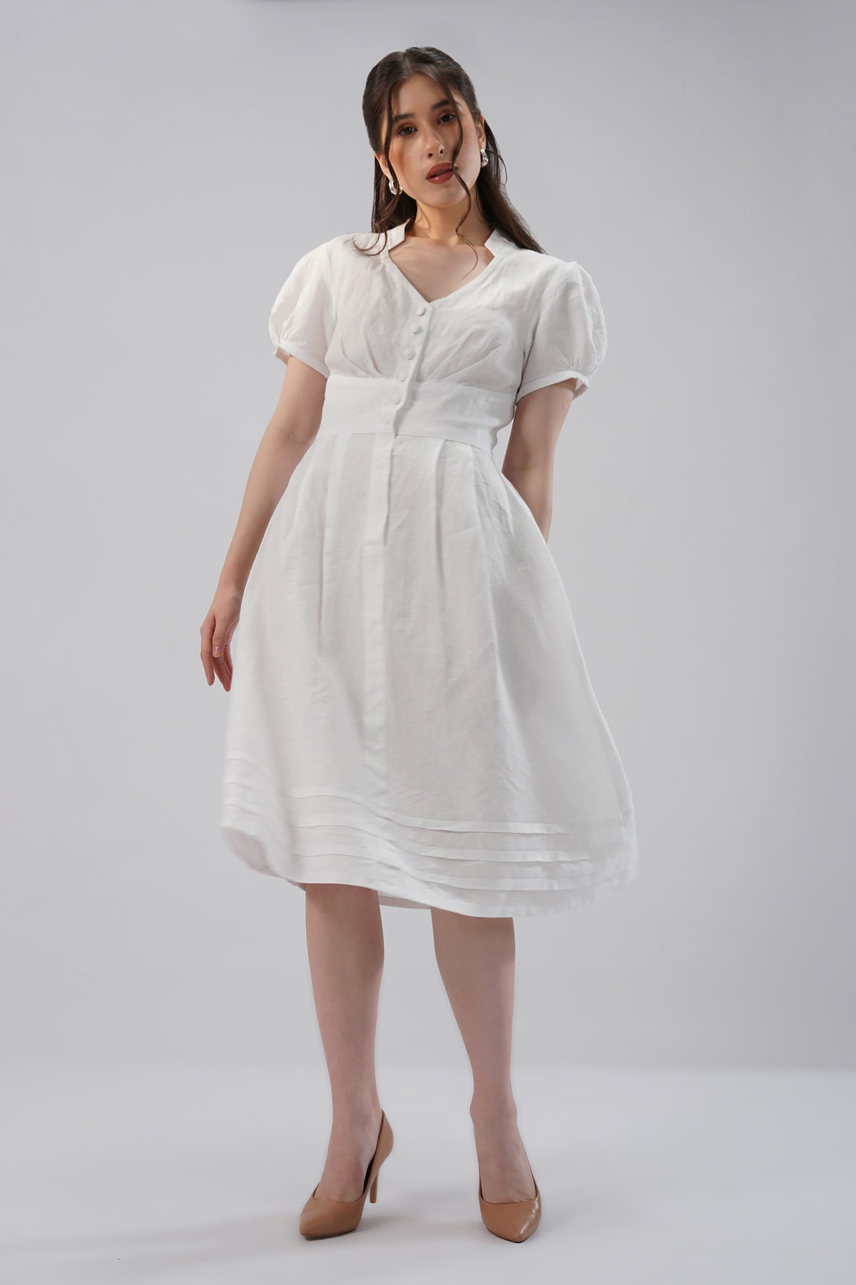 Elegant linen midi dress with V-neckline, puff sleeves, button front, defined waist and pleated skirt