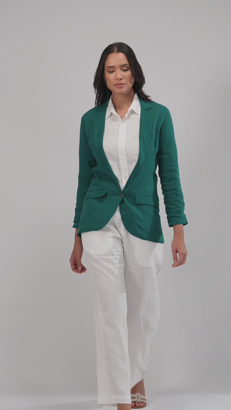 lady in linen blazer