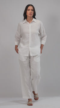 lady in white linen pants