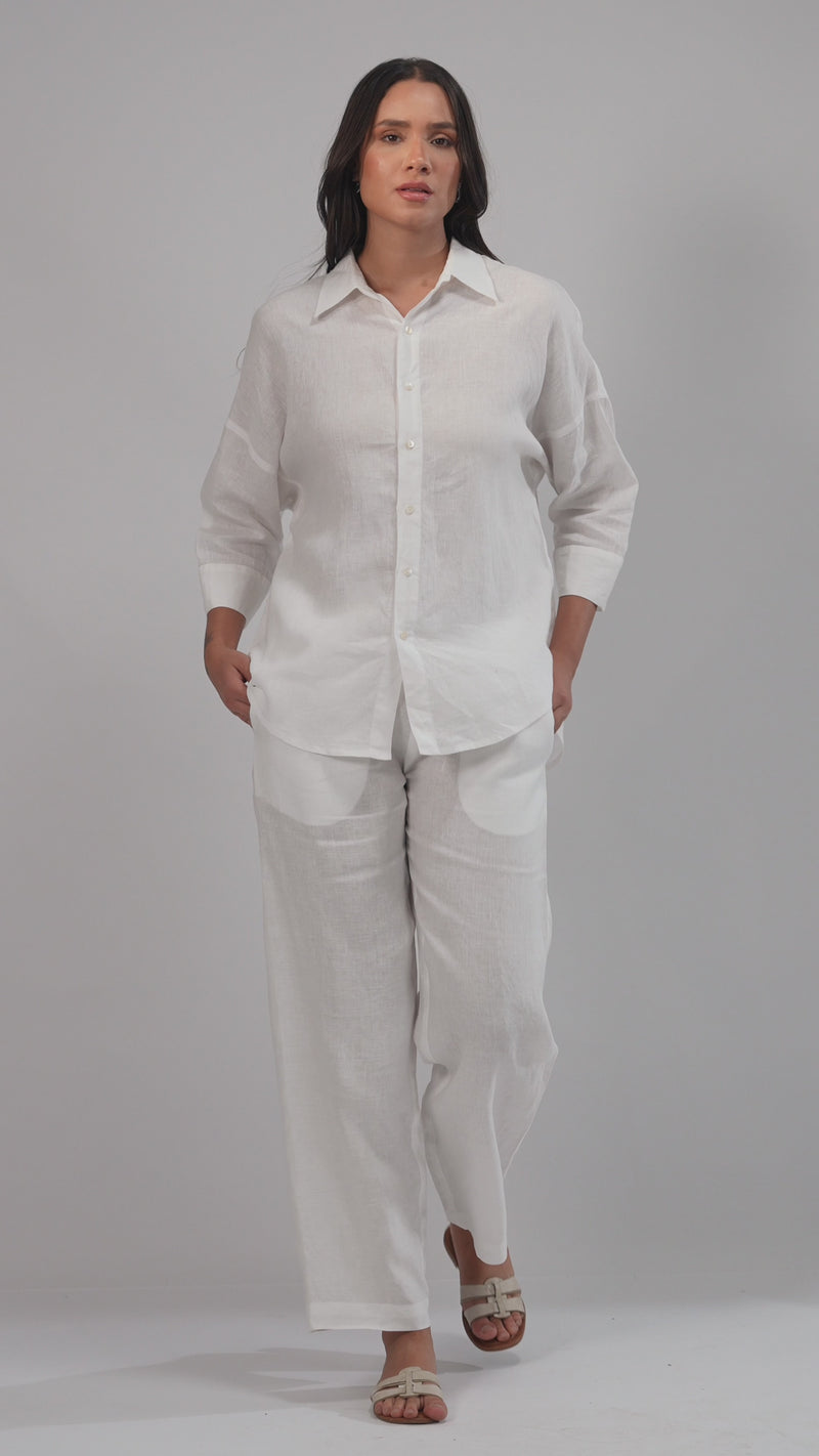 lady in white linen pants