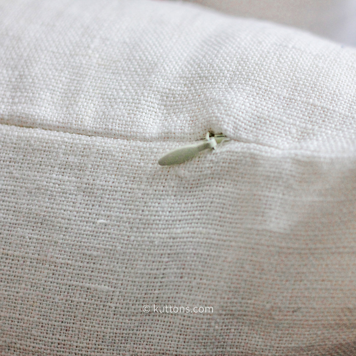 concealed zipper on the edges