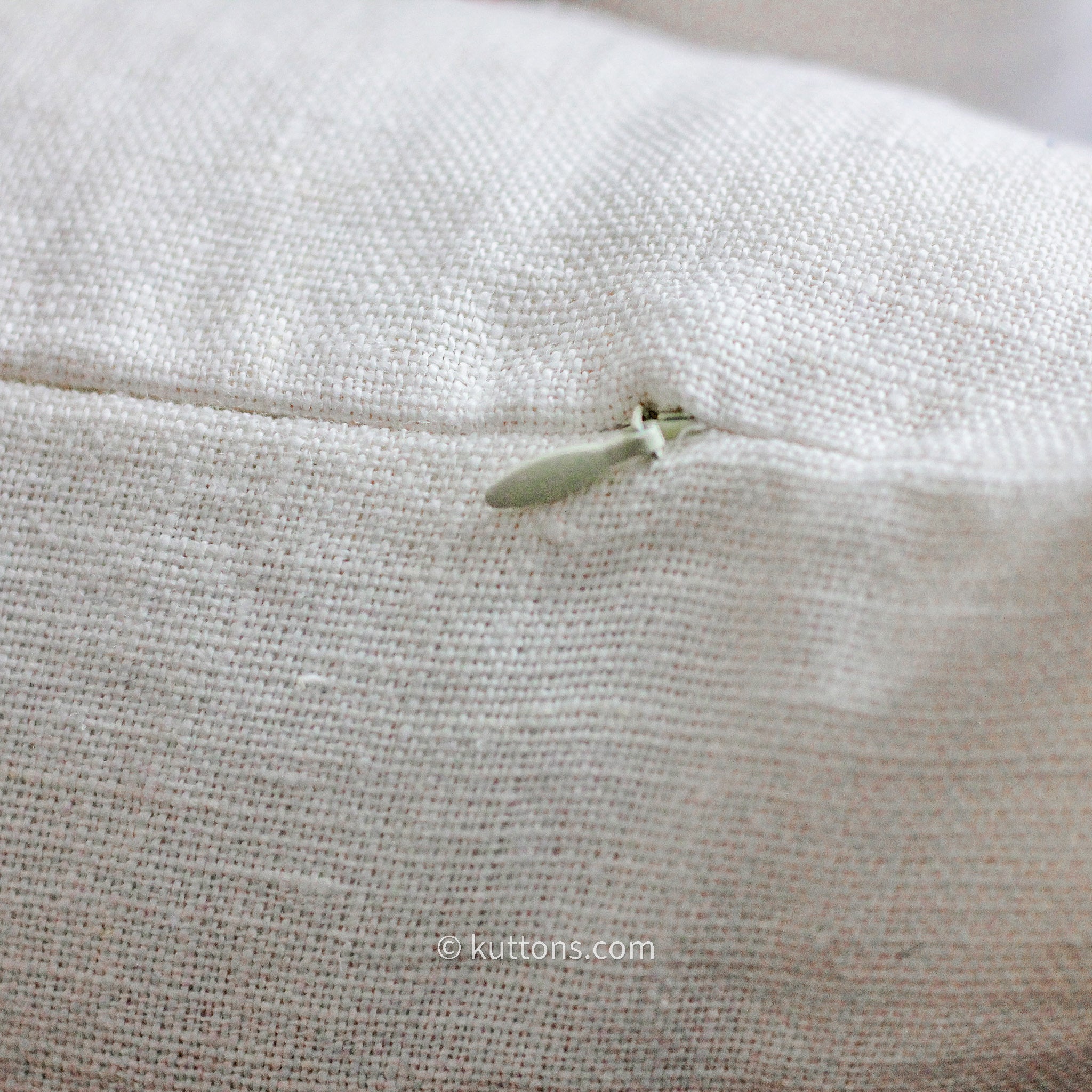 concealed zipper on the edges